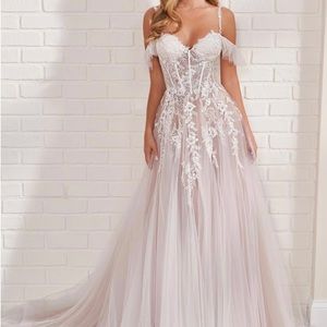 Wedding dress - enchanting by mom Cheri